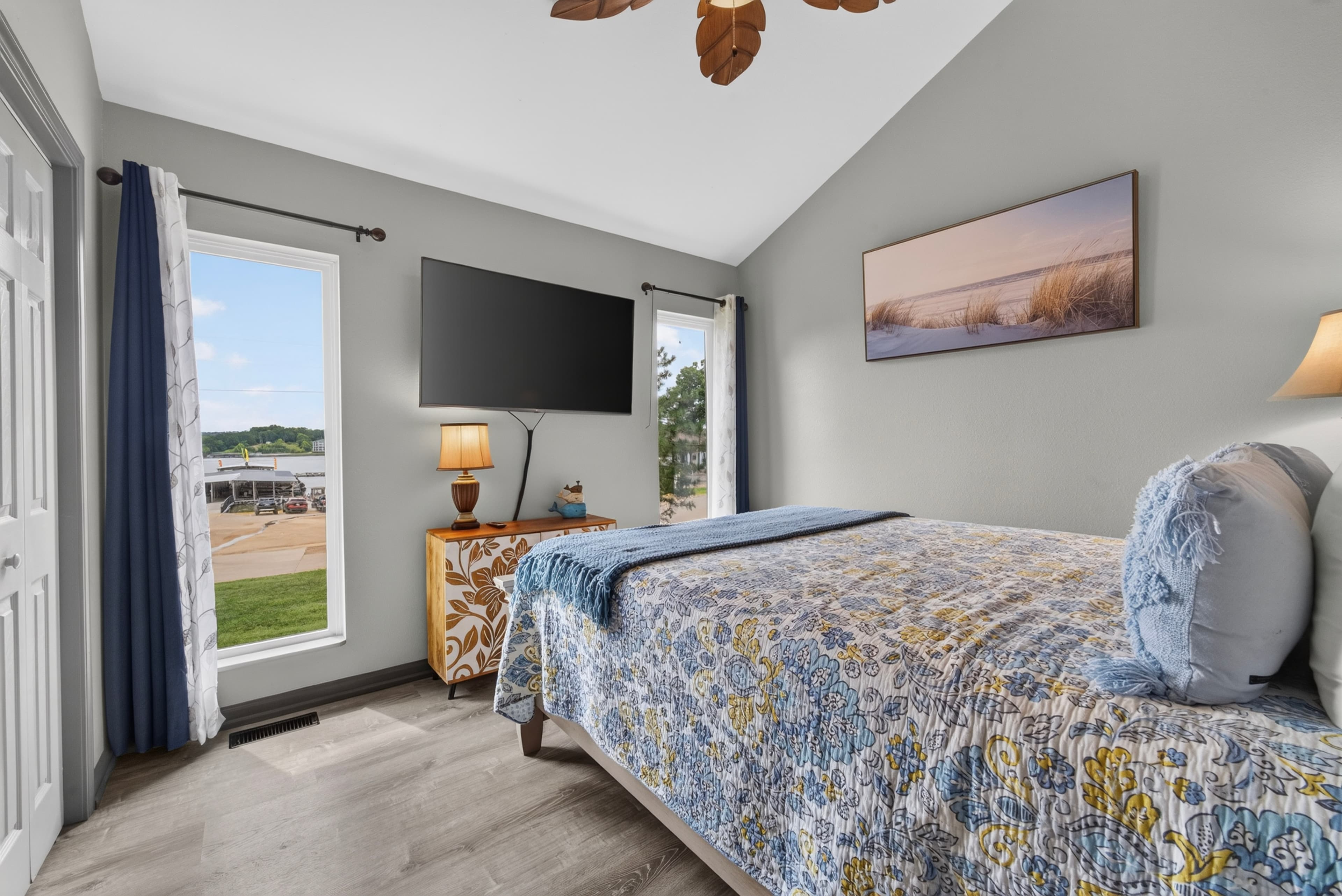 Back queen bedroom