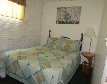 https://www.val-e-vueresort.com/wp-content/uploads/1B-bedroom-350x275.jpg